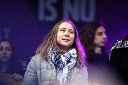 Greta Thunberg pitää puheen Eduskuntatalolla Elokapinan mielenosoituksessa