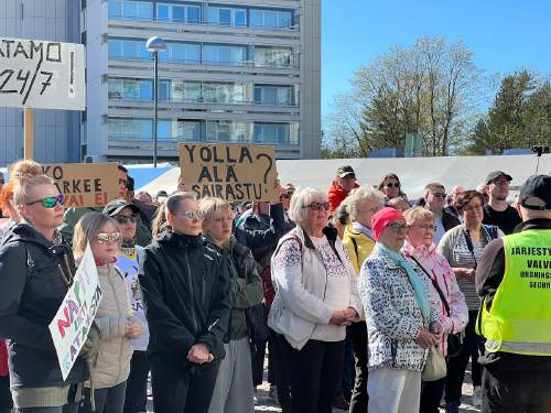 Kouvolalaiset osoittavat Helsingissä mieltä yöpäivystyksen lakkauttamista vastaan